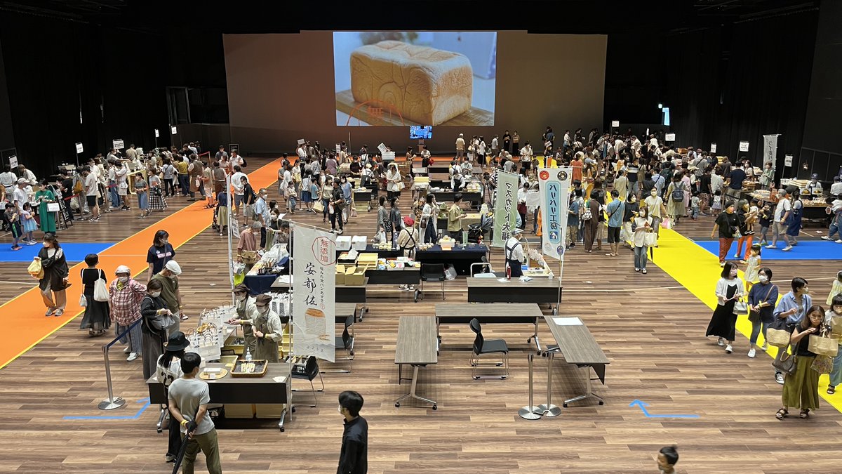 IshinHall2021's tweet photo. 8/19・20開催!
#KDDI維新ホール
#パンと珈琲のフェスティバル
【出店者紹介】8/19(土)・8/20(日)両日出店
■キッチンカー
#cometkitchen
#GelateriaKurakichi
■coffee
#NishidaCoffee
#NOMAN
#とみー珈琲
■パン
#startinn
#もなか屋たねよし
#immのお菓子
#パン焼きびと西村照美 https://t.co/cS5YEzKaZY
