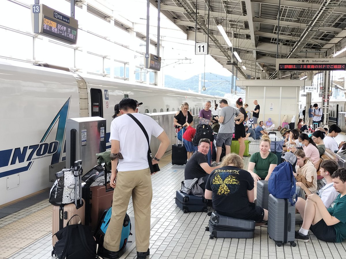 KIX34's tweet photo. 東上。
新幹線京都駅ホームで途方に暮れる旅行者たち。
こりゃ運転再開はお昼を周りそうだ。
台風一過で多少は過ごしやすくなってるかも？ですが、湿度高くホームは蒸し蒸し。
熱中症には気をつけてくださいね。
#新幹線
#運転見合わせ https://t.co/ybQjuAstba