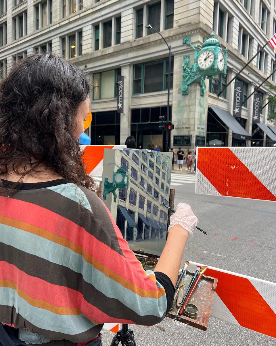 FieldsFansChgo's tweet photo. AMAZING!!!  Zhanna Biletska  painting a much beloved State Street scene at this past weekend's #sundaysonstate #backintheloop Thanks to Zhanna &amp; of course all the great, hard-working folks at ⁦⁦@ChiLoopAlliance⁩ for another great event! More art: https://t.co/qCe2gvJqrC https://t.co/3xC1djZr2B
