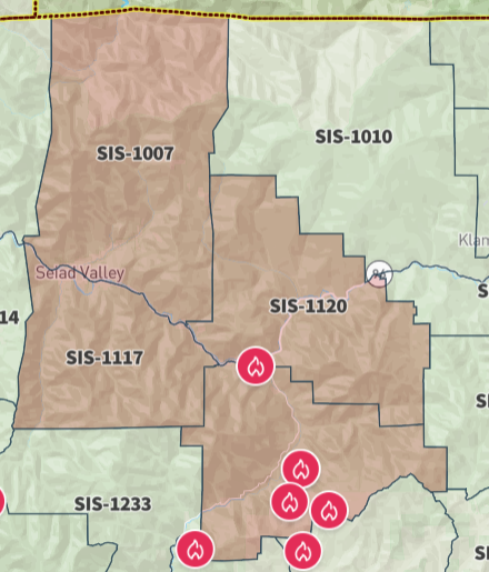 CAFireScanner's tweet image. Air Attack arriving over the #HeadFIre near Hamburg in Siskiyou Co reporting the fire is very active, very aggressive, suggests more evacs - those were just upgraded to evacuation orders. 300-400 acres on both sides of both the Klamath + Scott Rivers.

protect.genasys.com/search?z=9.951…