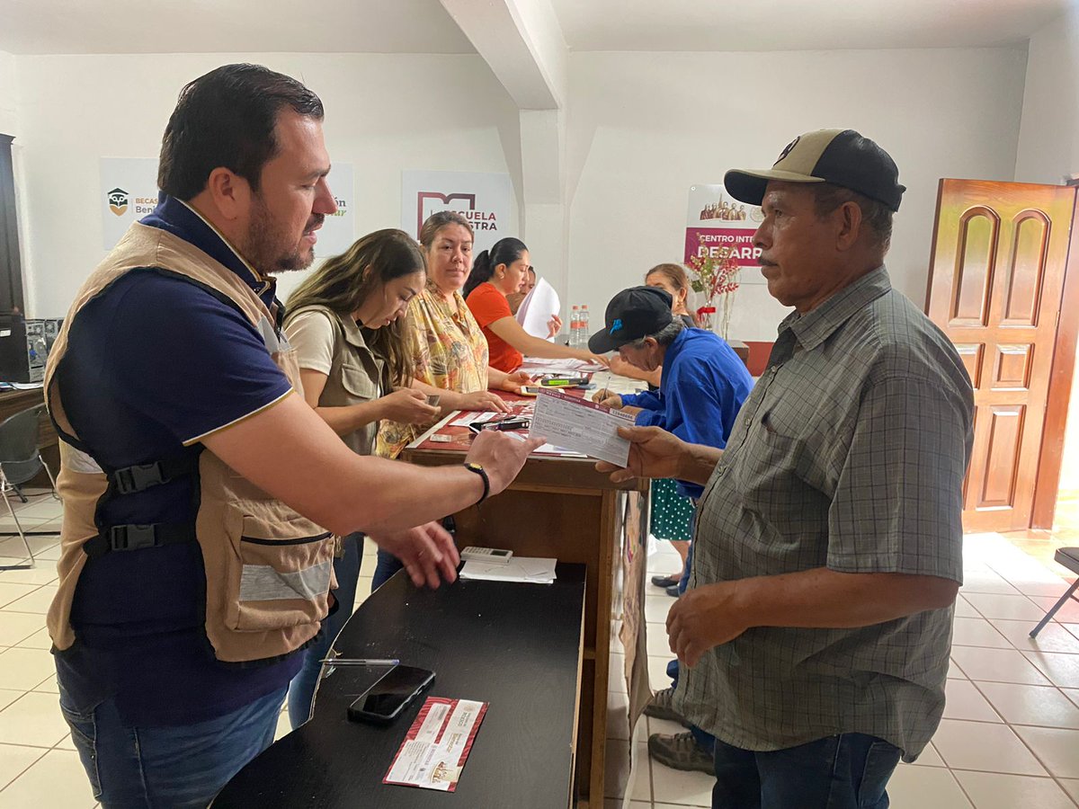 AnguloNoriega's tweet photo. A través del Programa Pensión para el Bienestar de los Adultos Mayores seguimos con la entrega de tarjetas del Banco del Bienestar a nuevos derechohabientes que se incorporan a este noble programa #ConstruyendoBienestar. @ivanramirezdgo https://t.co/oKOxz6MLFZ