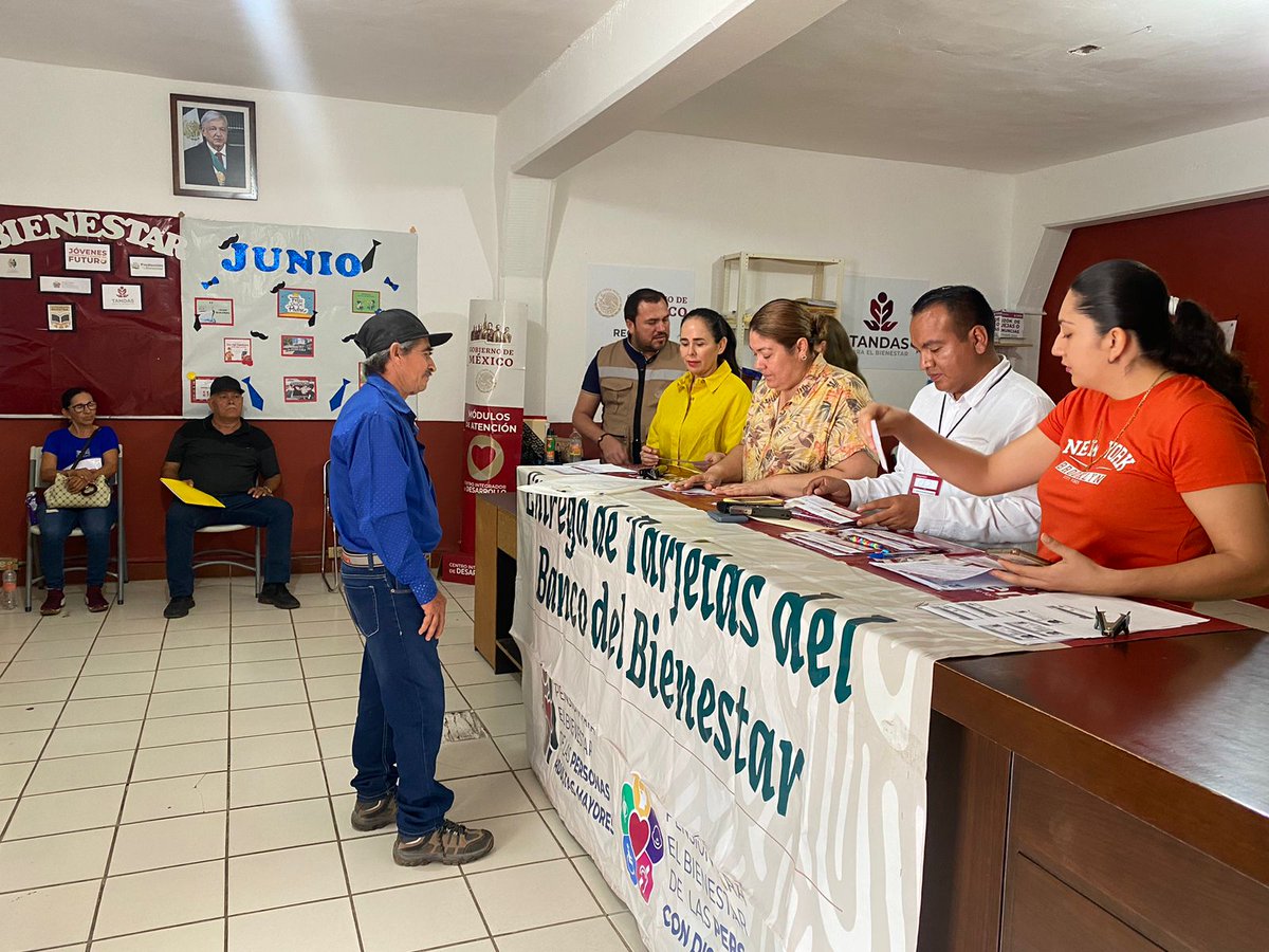 AnguloNoriega's tweet photo. A través del Programa Pensión para el Bienestar de los Adultos Mayores seguimos con la entrega de tarjetas del Banco del Bienestar a nuevos derechohabientes que se incorporan a este noble programa #ConstruyendoBienestar. @ivanramirezdgo https://t.co/oKOxz6MLFZ