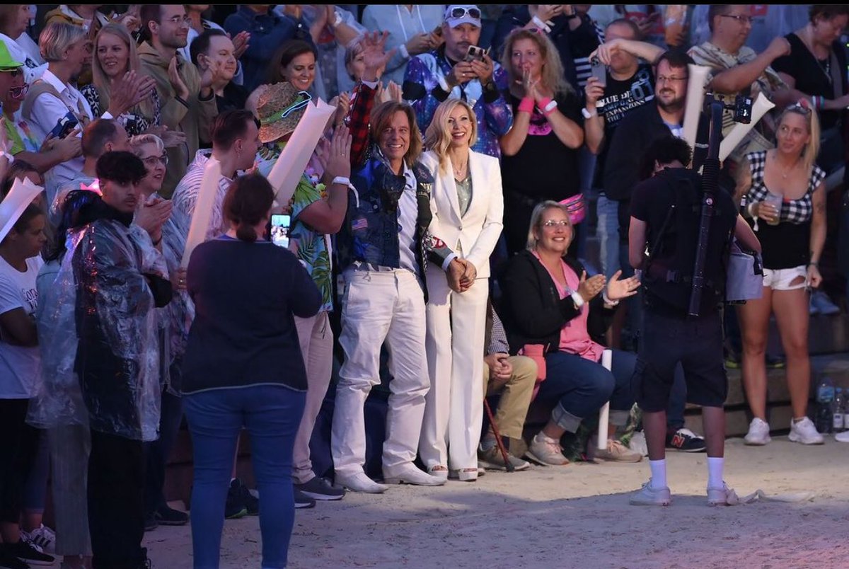 Ich habe mich so gefreut, dass Ranmona und <a href="/juergen/">Jürgen Neumeier</a>.Drews uns auf der SLAGER BEACH PARTY besucht haben! Wer sehen möchte, wie die beiden ihre Tochter Joelina bei ihrem Auftritt im Publikum unterstützen und anfeuern, schaltet heute Abend um 20:15 Uhr Das Erste oder den ORF ein 😊