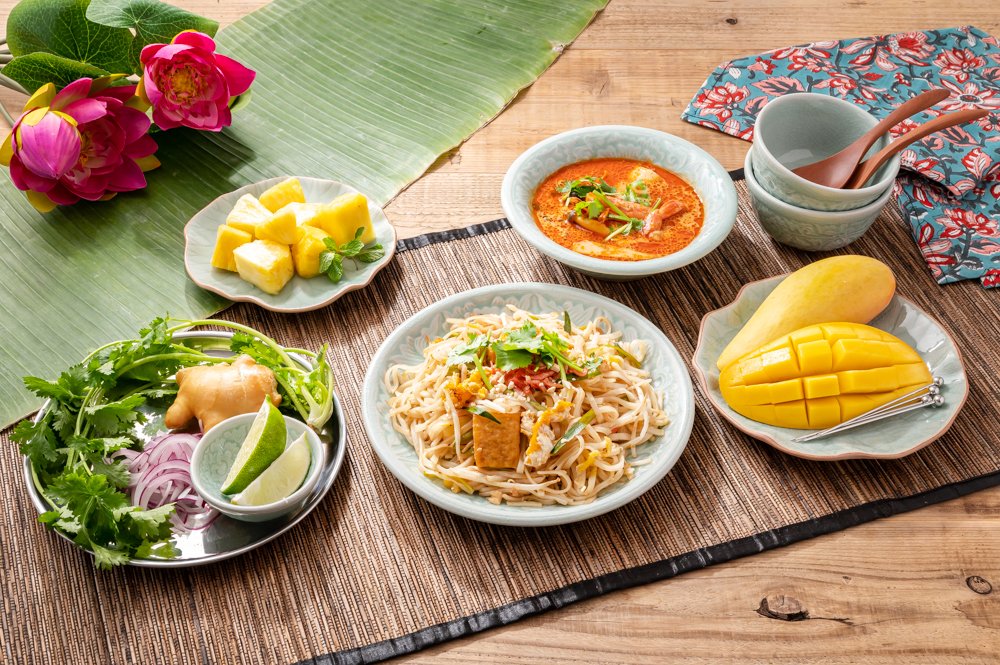 DishCoody's tweet photo. タイのセラドン焼。
この器に盛るだけでエスニック感アップ！
翡翠のような淡いグリーンが食材を引き立たせてくれます。

【商品情報】
セラドン焼は↓↓↓
https://t.co/8NMKd05e12
https://t.co/VuTPIgznv9 https://t.co/LBy0EpjFVj