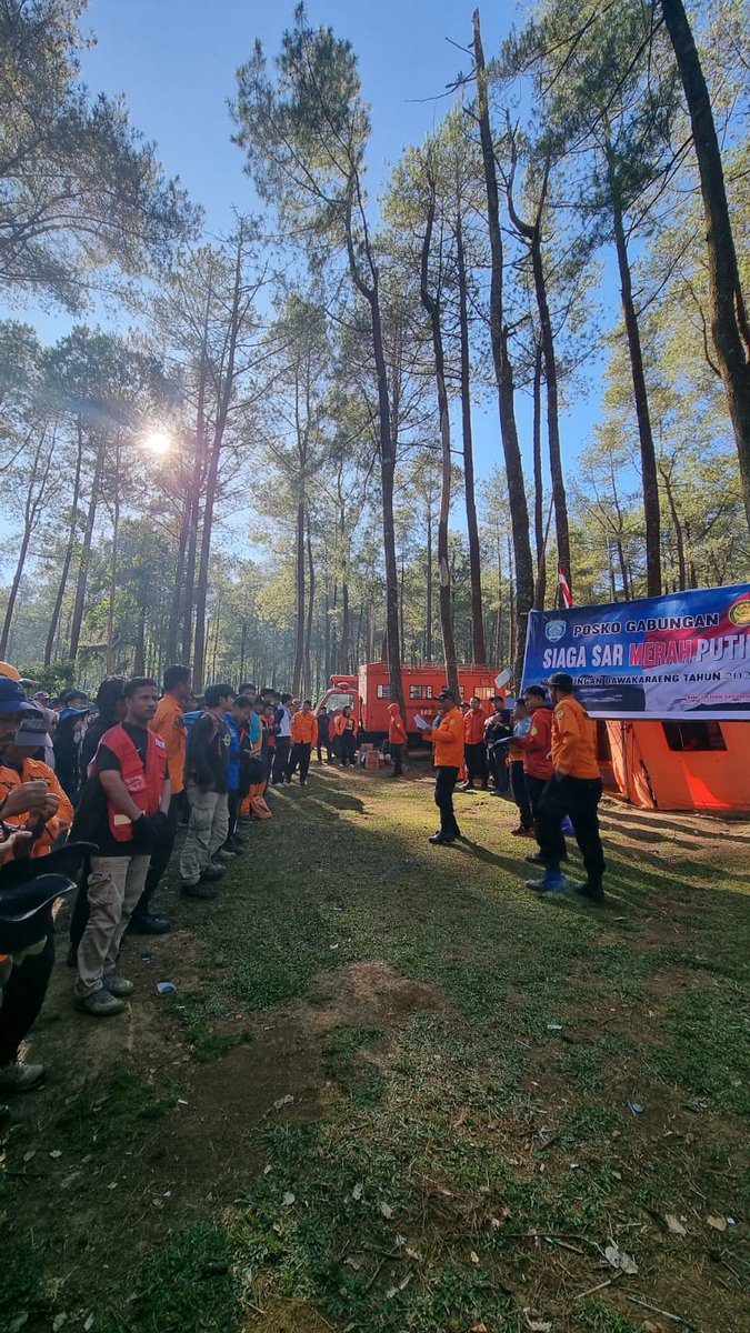 BSN_MAKASSAR's tweet photo. Semangat teamSAR yang ingin memuncak di Gunung Bawakaraeng. Jangan lupa jaga kesehatan, jaga diri, jaga team dan jaga lingkungan d sanah yaa 💪🏼😎 https://t.co/k0JUHFRfOe