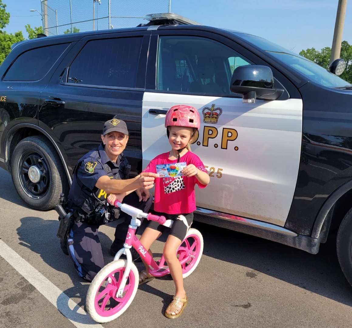 OPP_WR's tweet photo. #BrantOPP PC Gagnon was handing out #positivetickets for @circlekcan frosters to these young cyclists who were practicing proper #bicyclesafety. Sweet summer, sweet rides, sweet treats. @BrantCommunity https://t.co/rut2cPXN7f