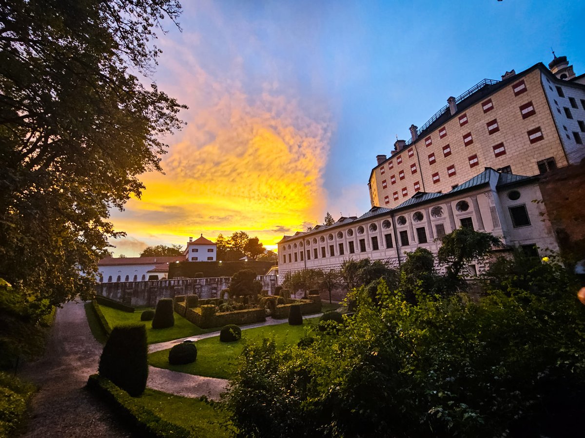 anitarockarazza's tweet photo. credits Anita Rockarazza!
Yesterday in Innsbruck (Schloss Ambras) Light after the rain.. its like a sign from heaven. It was my mums birthday..Miss her so much ..
#sign #signfromheaven #light #innsbruck #schlossambras #austria #photography https://t.co/bfY7kPXzM1