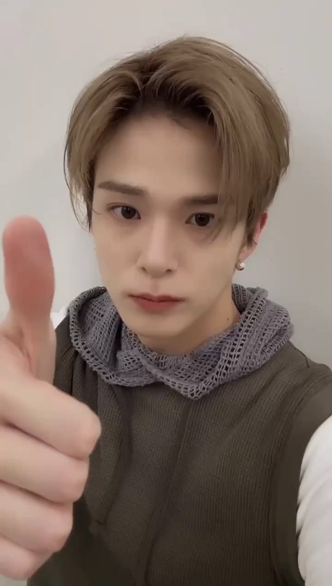 BeastCrypto_678's tweet photo. ASAHI_SELFIE.zip 📸🤍

#ASAHI #아사히 #TREASURE  #트레저 https://t.co/klEM5sJqJY