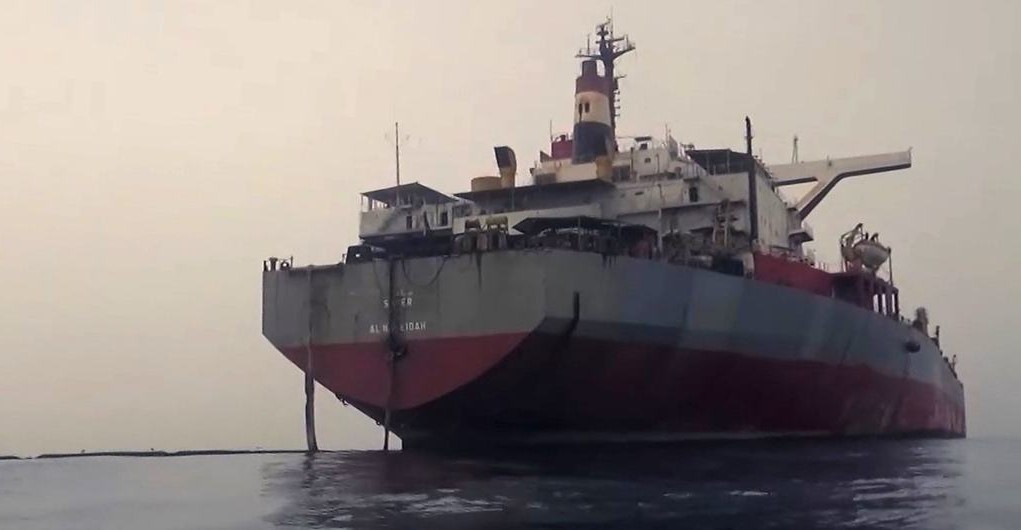 reliefweb's tweet photo. The UN successfully completed the transfer of oil from the FSO Safer supertanker off #Yemen’s Red Sea coast, preventing an environmental and humanitarian catastrophe.

@UNDP: https://t.co/4srM4edA31 

📷 UN Yemen https://t.co/krVE4KlRwp
