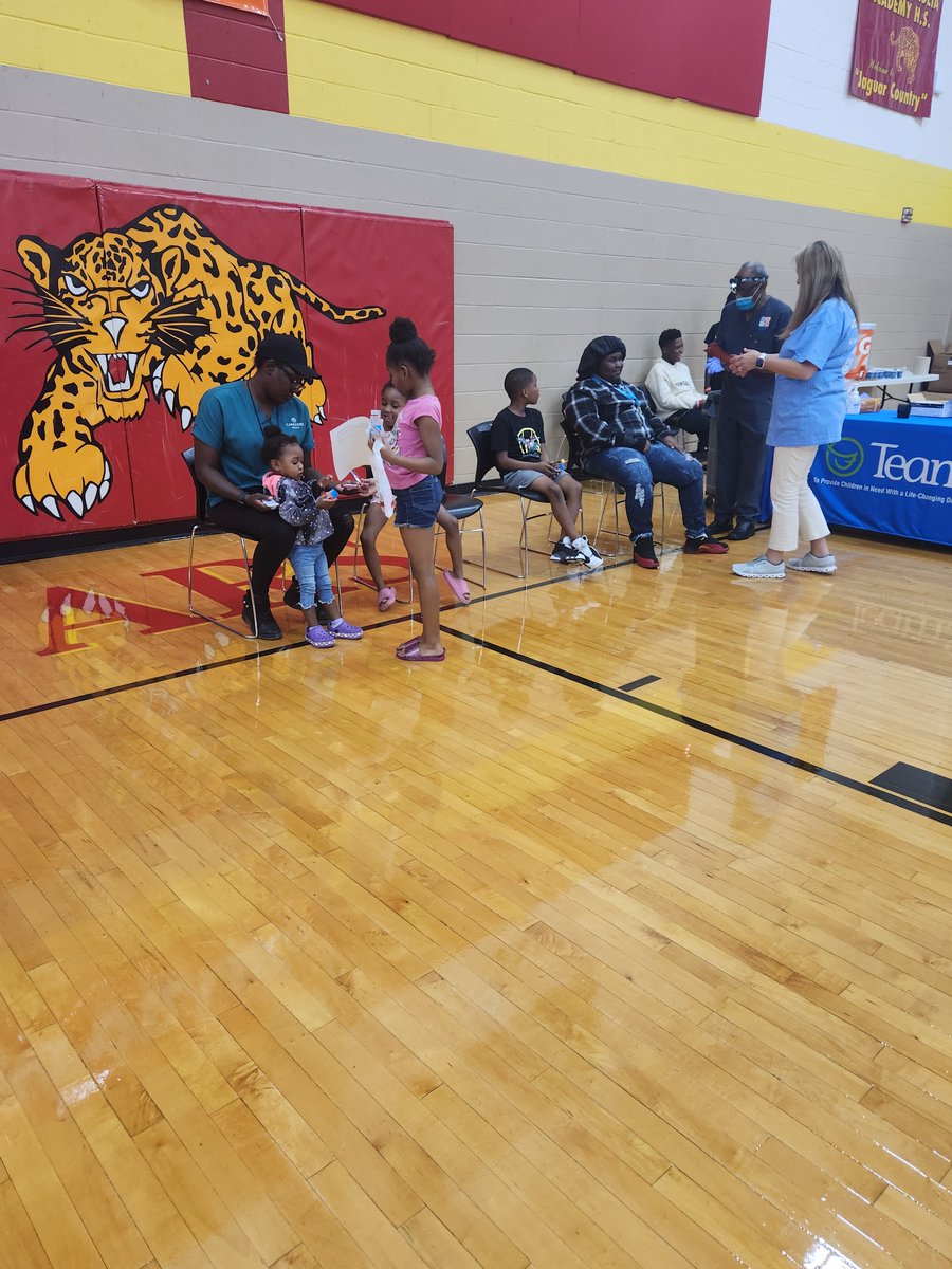 teamsmile_n's tweet photo. Great day with the DJ Reader Foundation back-to-school fair at Shorder High School. Thank you DJ Reader Foundation, Sun Life U.S. DentaQuest and Skygen!
#dentalcare #healthysmiles #backt https://t.co/iCKu5OgJ4b