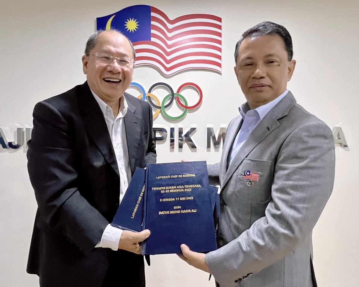 Datuk Mohd Nasir Ali, Assistant Treasurer of OCM, presented his Chef de Mission’s Report for the 32nd SEA Games Cambodia 2023 at the 11th OCM Executive Board Meeting on Tuesday, 15th August 2023. #OlympicMAS #SEAGames32 #Cambodia2023