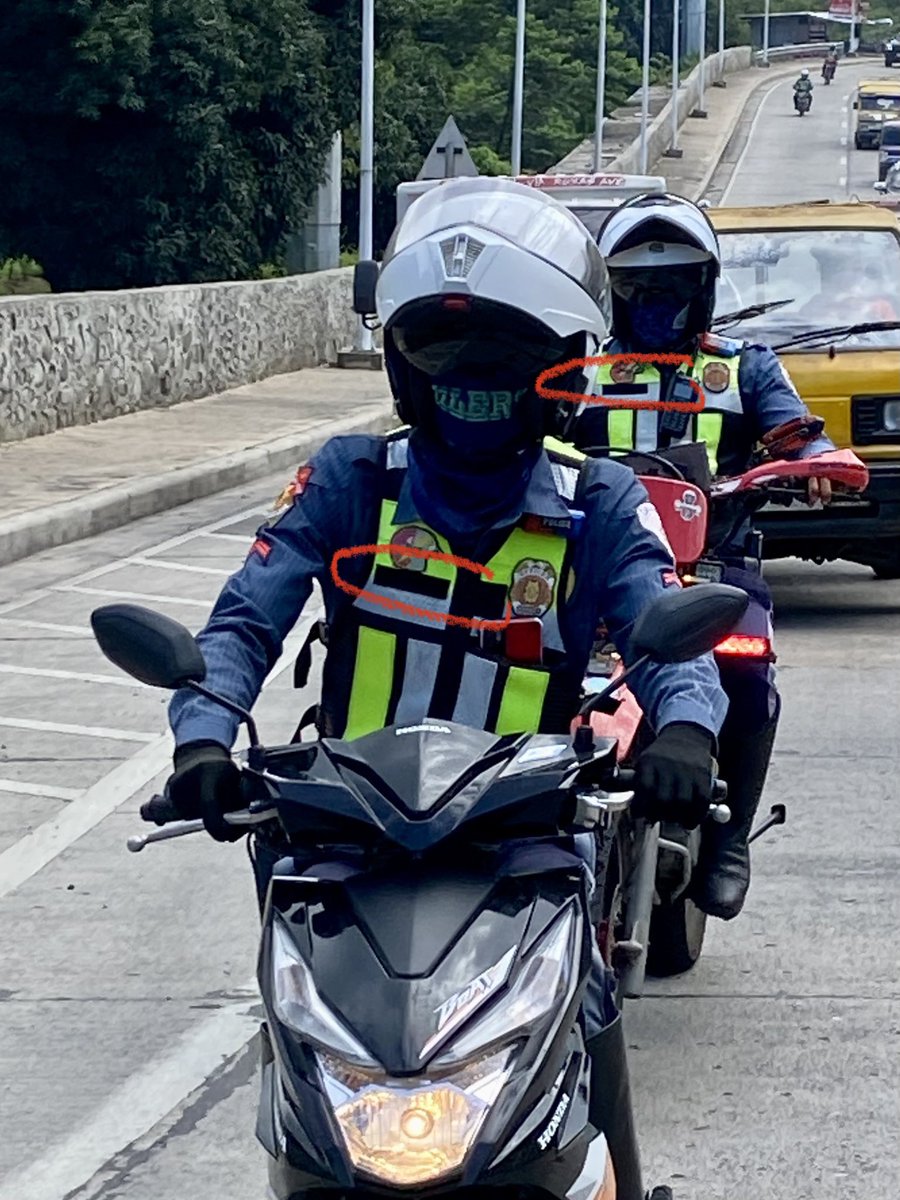 johnpeterangelo's tweet image. ALERT! 

Hinarang at ginawan ng gawa-gawang traffic violations ang delegasyon ng #GASC55 na magsasagawa sana ng peaceful protest sa isang freedom park sa Davao City.

Ilan sa mga pulis na nangharas sa delegasyon, tinakpan pa ang kanilang nameplates.

#StopTheAttacks
