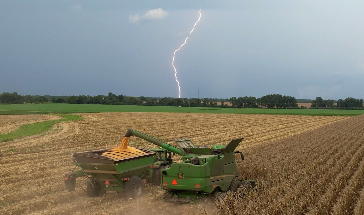 Lee Farms had a race against the afternoon storms today but it turned into some pretty cool pics. ⚡️⛈️