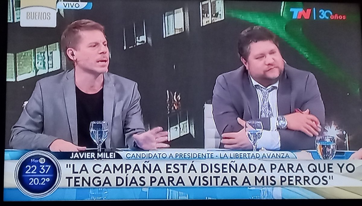 LanuccaOK's tweet photo. El rubio se hace el piola con Milei. Lo mira como sobrando.
Una falta de respeto como lo están tratando.
#MileiPresidente #Tn #Milei
#Siome https://t.co/nFllfZc94m