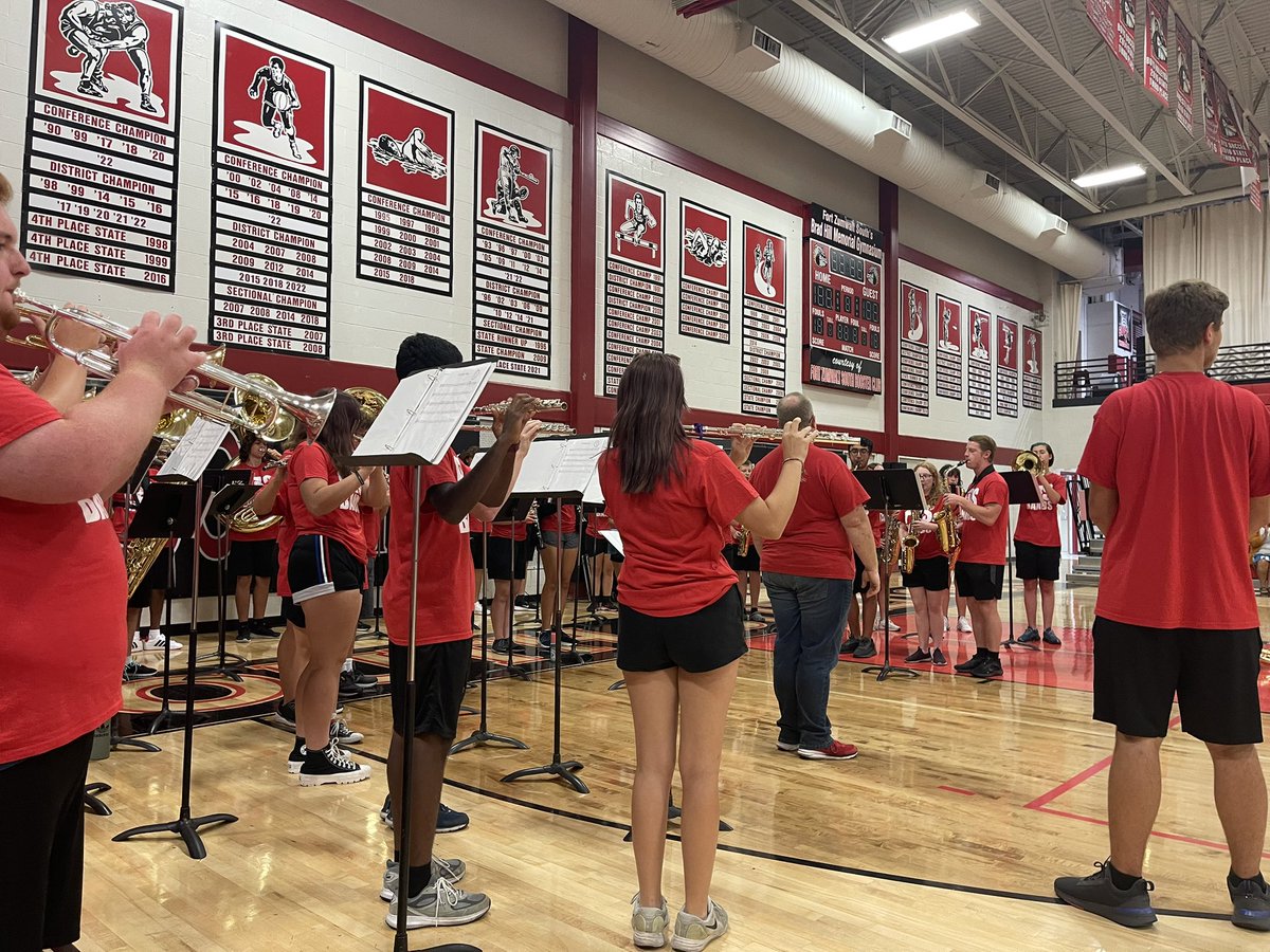 DrWilliams0319's tweet image. The South Quadrant also had a Pep Rally at SHS this afternoon. It was full of positive energy and exactly what we all needed. The band and cheerleaders did a great job. PSE tied with ECC for most energy! 🎉 We all had a lot of fun! #fzsd #FZEquiptoExcel