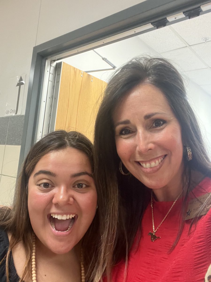MrsA_GCISD's tweet photo. Celebrating with a new teacher (and GMS alum) on her first day, welcoming our Ponies, and working with a fantastic team. We are excited to get this year started! ⁦@GrapevineMiddle⁩ #PonyProud https://t.co/AZJ7OTKqAJ