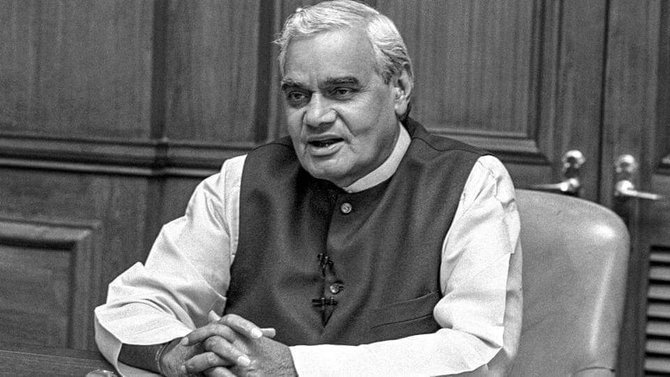 ANBajpai1's tweet photo. @KapilMishra_IND राजनीति के शिखर पुरुष पूर्व प्रधानमंत्री #अटलबिहारीवाजपेयी जी की #पुण्यतिथि पर #श्रद्धांजलि #16Aug2018
उजियारे में, अंधकार में, कल कहार में, बीच धार में,
घोर घृणा में, पूत प्यार में, क्षणिक जीत में, दीर्घ हार में,
जीवन के शत-शत आकर्षक,अरमानों को ढलना होगा। क़दम मिलाकर चलना होगा। https://t.co/J1x2Eg715X