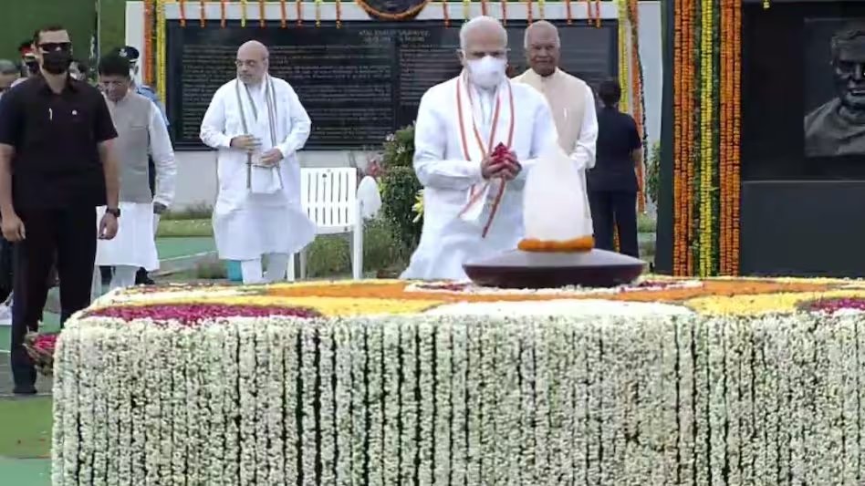 suryakantvsnl's tweet photo. PM मोदी ने अटल बिहारी वाजपेयी की पुण्य तिथि पर श्रद्धांजलि अर्पित की
श्रद्धांजलि देते हुए पीएम ने ट्वीट में लिखा कि “मैं भारत के 140 करोड़ लोगों के साथ मिलकर उल्लेखनीय अटल जी को उनकी पुण्यतिथि पर श्रद्धांजलि अर्पित करता हूं। उनके नेतृत्व से भारत को बहुत लाभ हुआ। उन्होंने हमारे देश की प्रगति को बढ़ावा देने और विभिन्न क्षेत्रों में इसे 21वीं सदी में ले जाने में महत्वपूर्ण भूमिका निभाई।