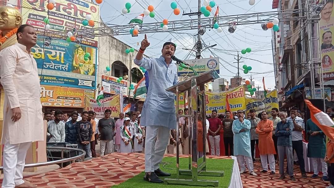 सभी देशवासियों को स्वतंत्रता दिवस की हार्दिक शुभकामनायें... आज कोतमा नगर के हृदय स्थल गांधी चौक में परंपरागत रूप से व विधायक कार्यालय में तिरंगा झंडा पूजन वंदन कर ध्वजारोहण किया ... जय हिंद जय मध्यप्रदेश