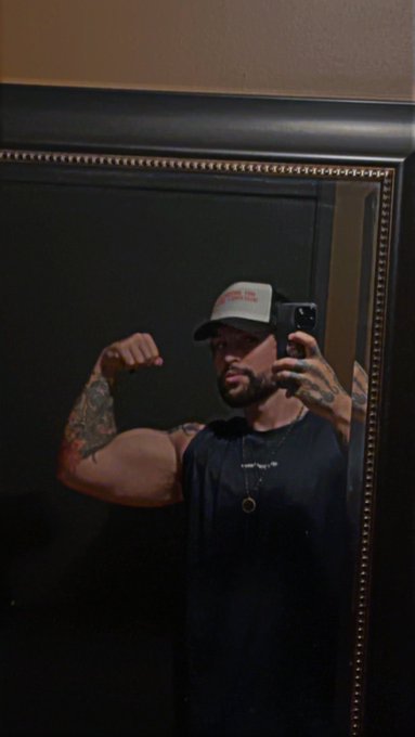 I forgot to lock the door 😭 and someone walked in https://t.co/E4NxwWnu5l