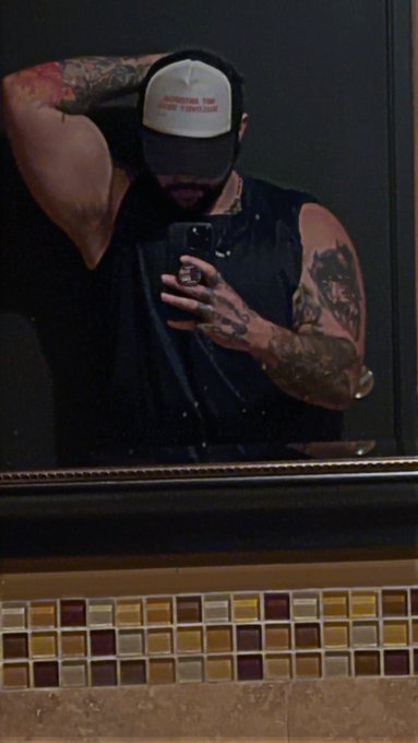 I forgot to lock the door 😭 and someone walked in https://t.co/E4NxwWnu5l