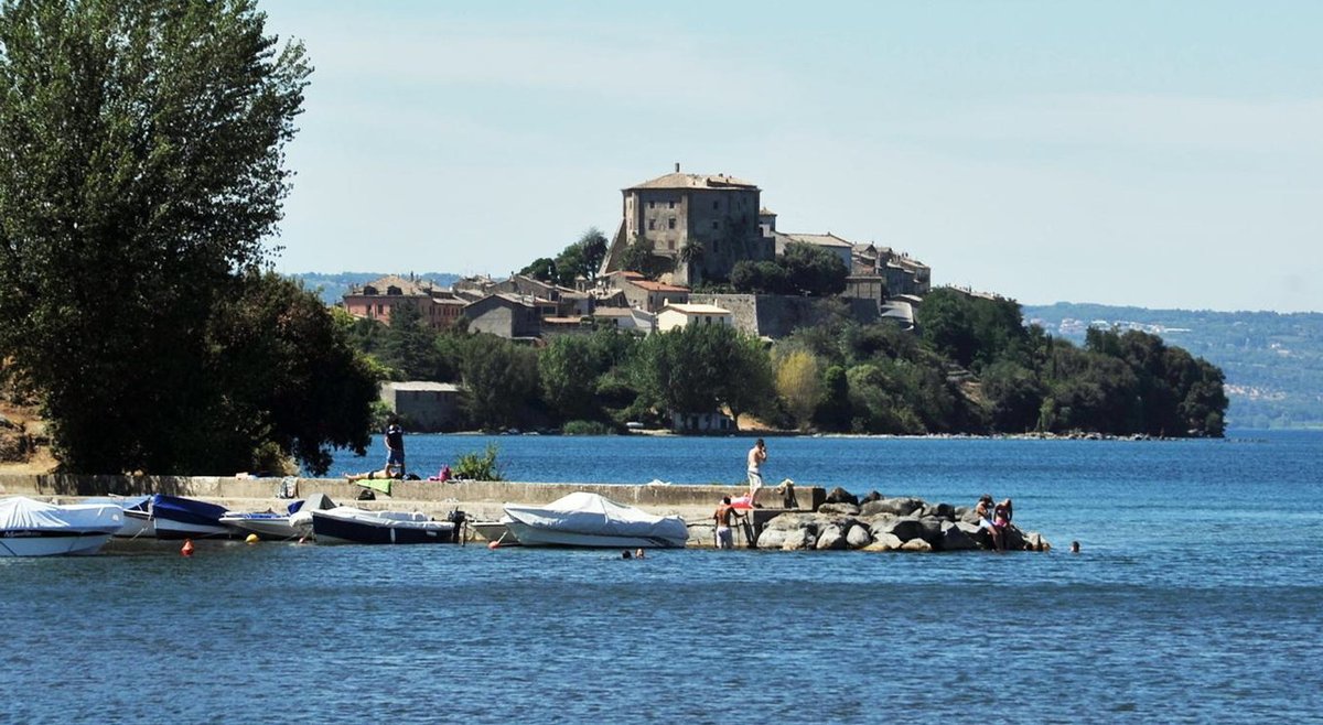 zazoomblog's tweet image. Si tuffa dalla barca e non riemerge dal lago di Bolsena 20enne disperso a Capodimonte - #tuffa #dalla #barca #riemerge zazoom.it/2023-08-15/si-…