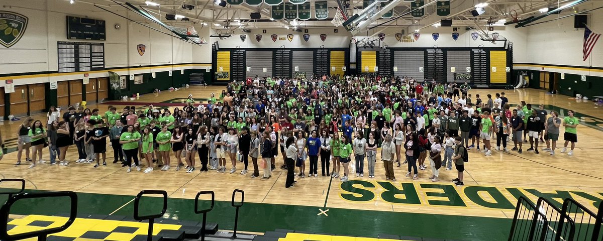 smslinkcrew's tweet photo. Class of 2027 Freshman Day fun! Our Link Crew Leaders were rockstars today! @BoomerangPrjct @SMSouthTDain @MrsOlson_SMS @SMSMsMorgan https://t.co/YpjeqMAVF2