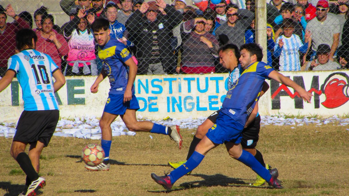 FMVIDA1035's tweet photo. ⚽ #ClásicoDeTapalqué: se confirmó el horario para la jornada de domingo, Atlético y Sarmiento se verán las caras en la tercera fecha del Torneo Clausura 2023

🔸 14:00 hs - Fútbol Femenino.
🔸 16:00 hs - Sexta División.
🔸 18:00 hs - Primera División.

🏟️ Estadio Pedro Bordenave https://t.co/PSDewWJGbb