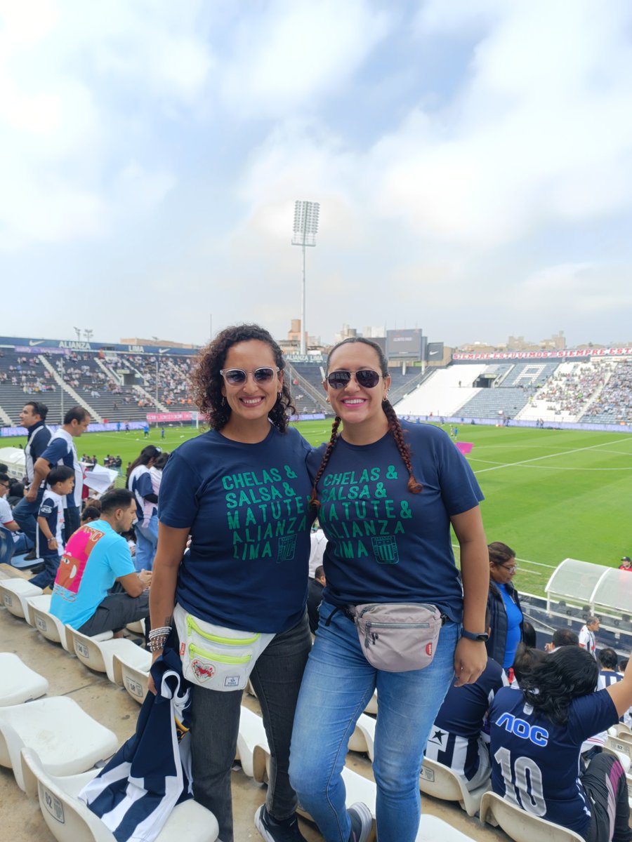 FabiMHi's tweet photo. @AlianzaLimaFF Alentando a las bicampeonas desde el partido del 2019 en el nacional 
💙🤍💙
@esquinaredonda https://t.co/iDJAIzlmfl