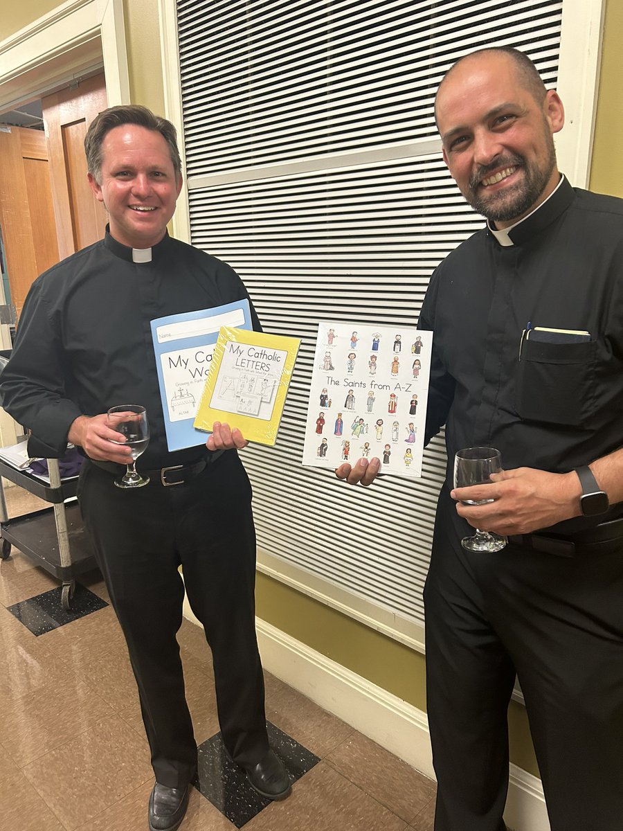 MaryTheRosary1's tweet photo. Blessed to have been invited to share our materials with the principals of the Archdiocese of Portland. A beautiful way to spend the Feast of the Assumption of the Blessed Virgin Mary… 💙 https://t.co/qcF9tv2aja