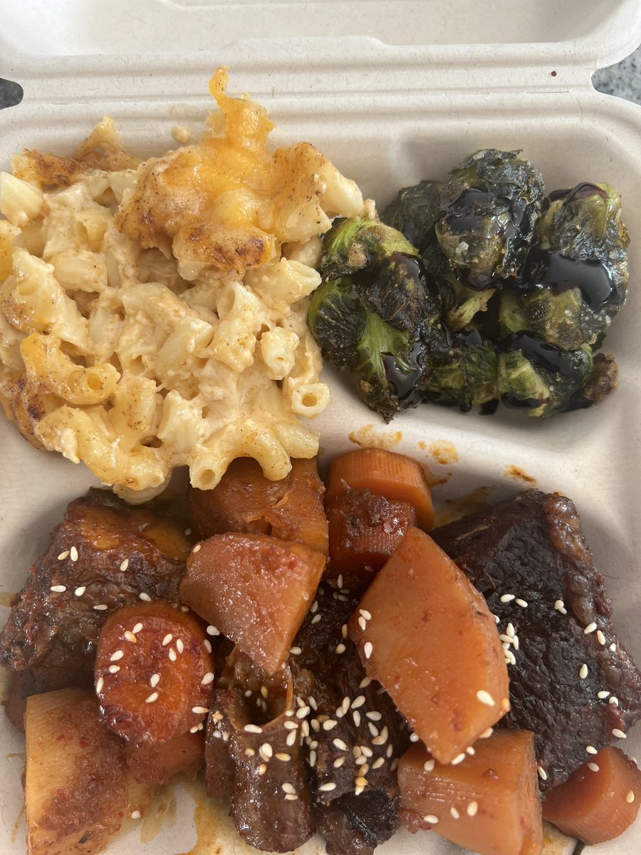 HotLikeASauna7's tweet photo. I’m Janelle,  a self-taught cook and a small business owner in the Maryland who is hoping to expand my talents in the DMV area. My banana pudding is also top tier so don’t sleep on it. #dmvfood #dmvsmallbusiness #dmvfoodie #food #plates https://t.co/y1DRXWKTce