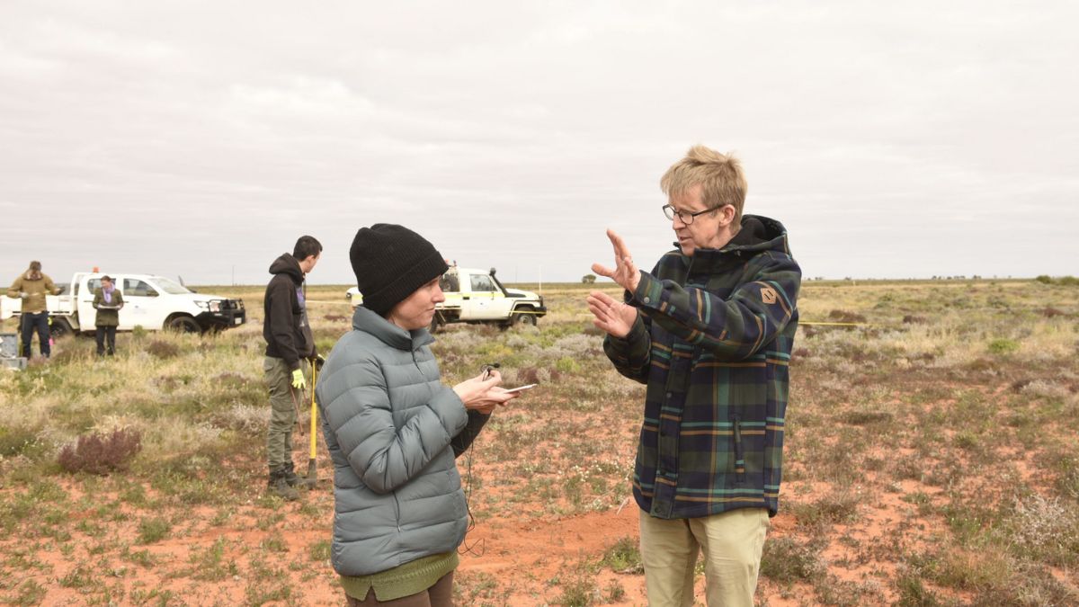 AuScope's tweet photo. Geoscience is…
capturing poetry within science on Wilyakali country.

Measuring "tiny vibrations that have come from the ocean thousands of kilometres away... to solar flares from the sun that resonate around the Earth."

– Prof Graham Heinson &amp; Philomena Manifold

#ScienceWeek https://t.co/q9iJrsM6Vu