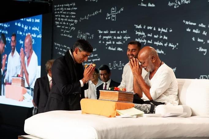 Vatsal_Dixit9's tweet photo. The Prime Minister of the United Kingdom - Rishi Sunak, visits Morari Bapu’s Ram Katha at Jesus College, University of Cambridge. 

My Hindu Faith Guides Me as PM - @RishiSunak 

#RishiSunak #UKPM #RamKathaCambridge  #UniversityOfCambridge #sanatandharma #ukprimeminister https://t.co/Z7xd5m2beK