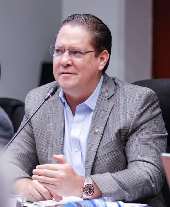 Jgilbelloso's tweet photo. ¿Que pensará esa gente que anda en su mano un reloj que vale lo mismo que un salvadoreño con el salario mínimo gana en todo un año de trabajo? Yuca. https://t.co/sTSDGRYFra