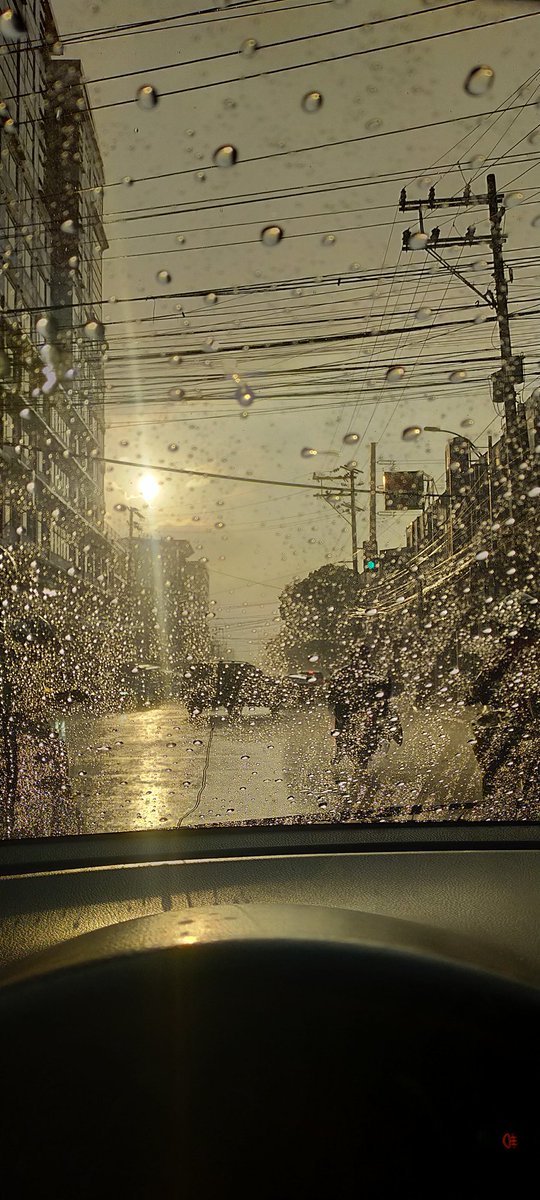 spacebarros's tweet photo. first time i've witnessed heavy rain while the sun's out https://t.co/LR8tGjIU4i