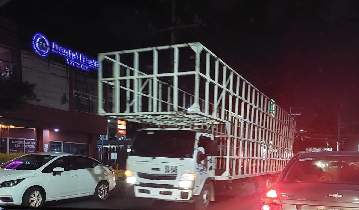 _esMiri's tweet photo. Si eres dueño de un Honda Gris con placas NYX .... y estabas estacionado en #Sauzales #Coapa, te pegó en la puerta de atrás del piloto un camion de @sunlogistic_s SU546 @Coapa_ @VillaCoapaMX @CoapaXochimilco https://t.co/8mcmJmuZCa