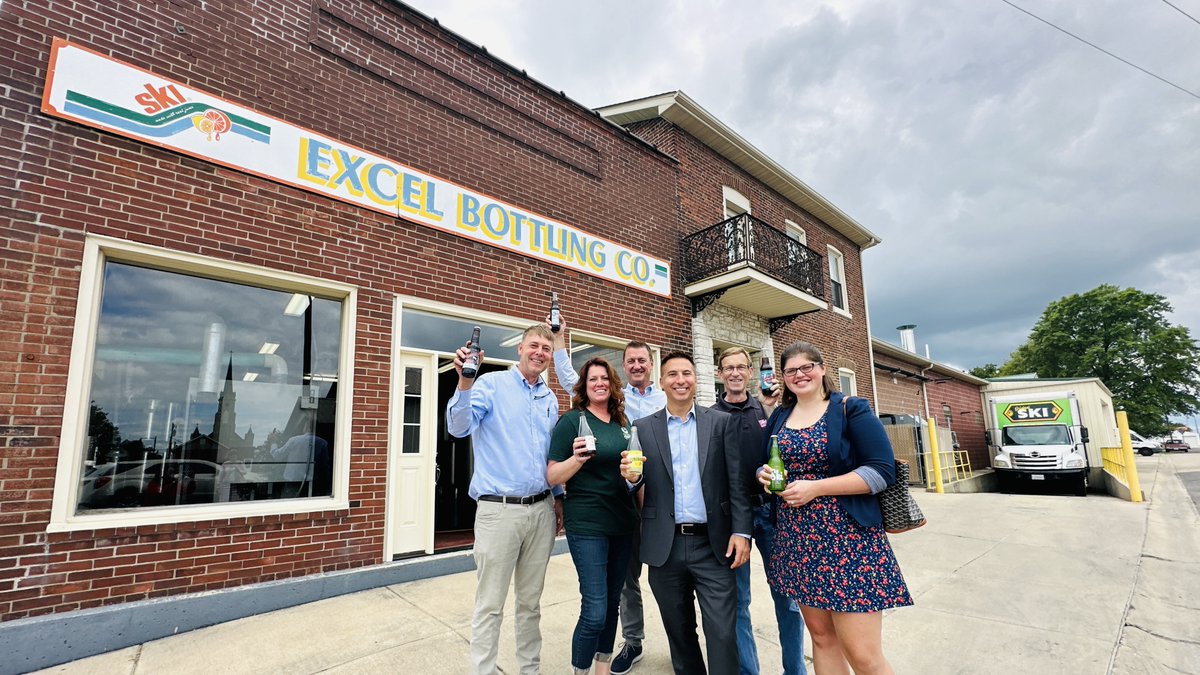 Bottling up economic growth — Greater St. Louis, Inc. CEO @JasonHallSTL joined @ExcelBottling leaders today for a tour of the company’s distribution center and bottling facility. #BeInIllinois #STLMade

📍 Breese, Illinois 
🔗 bit.ly/3KCysOw