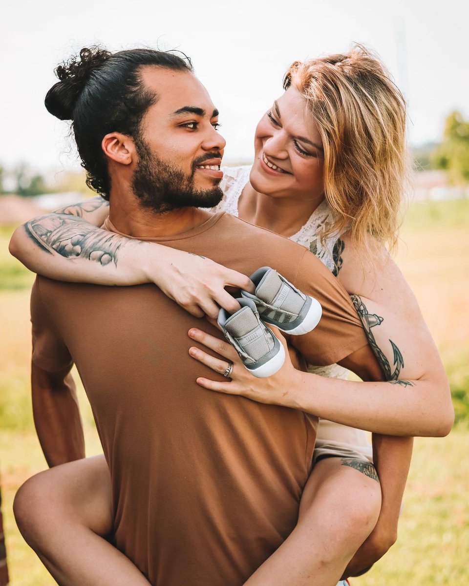 HattieHanna2289's tweet image. Happy 1 year of marriage baby love, and let’s hurry up February so we can meet our boy 💙