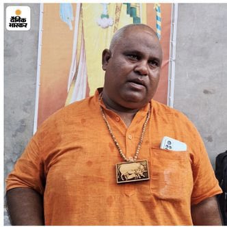 ChandanSharmaG's tweet photo. मनीष कश्यप और बिट्टू बजरंगी के लिए हम सभी हिन्दुओं को आवाज उठाना ही पड़ेगा, हम सरकार और न्यायालय से मांग करते हैं कि जल्द से जल्द मनीष कश्यप और बिट्टू बजरंगी को रिहा किया जाए

भारत में जैसे ही हिंदू अपने हक की आवाज उठाता है चाहे सरकार किसी का हो तत्काल जेल में डाल दिया जाता है!

कांग्रेस या बाकी के विपक्षी दल अपने लोगों के साथ खुलकर खड़े होते हैं लेकिन भाजपा वाले बीच मझधार में होते हैं, ना वह खुलकर हिंदू का साथ दे पाते हैं और ना जरूरत पड़ने पर हमारे हक में आवाज उठाते हैं?

थोड़ा देर में हैशटैग भी चलाया जाएगा
आप सभी तैयार रहिए