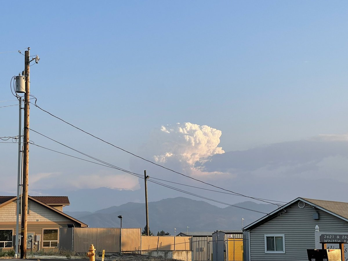 MedfordALERT's tweet image. Looking towards the Northern California area where thunderstorms have seemingly ignited a number of wildfires, including the fast moving and dangerous #HeadFire