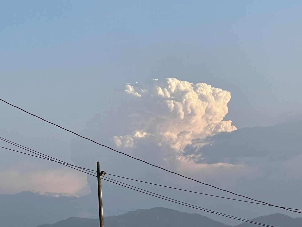 MedfordALERT's tweet image. Looking towards the Northern California area where thunderstorms have seemingly ignited a number of wildfires, including the fast moving and dangerous #HeadFire
