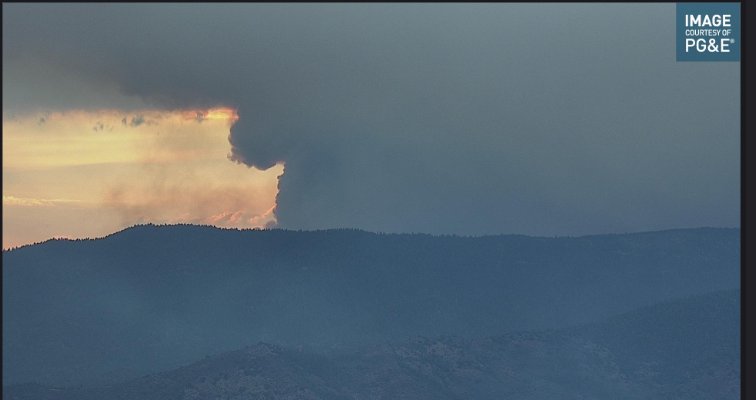 firevalleyphoto's tweet image. #HeadFIre 3000-4000 acres. This thing is moving.