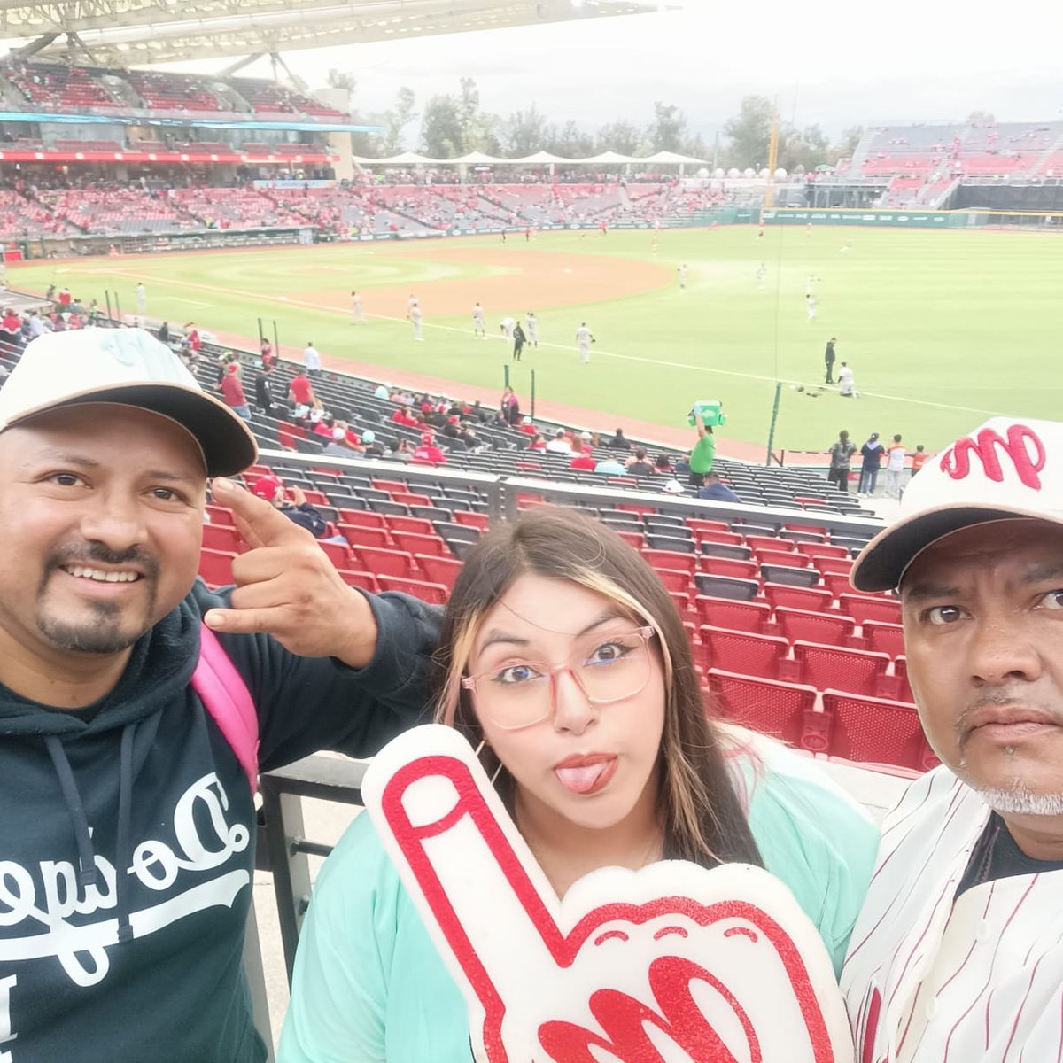 MarcoLinaresGLA's tweet photo. En casa @HarpEstadio ganando mis @DiablosRojosMX 7 a 5 y vamos por más!!!! #VamosDiablos ⚾🏟️🔥🧢 @osbaldoc43 @Vaaaal_lp 🥰🥰🥰🥰 https://t.co/lU0dsn1eDe