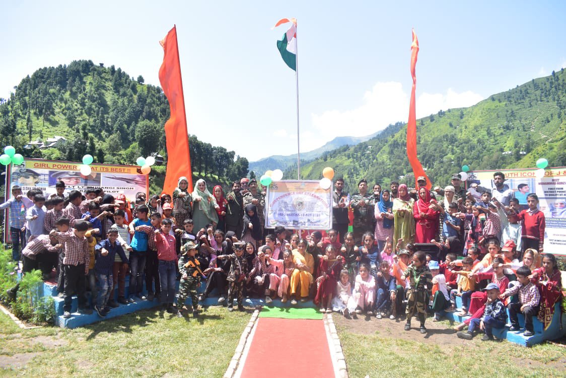 Parshan76508098's tweet photo. #IndianArmy

The #77thIndependenceDay was celebrated with great enthusiasm &amp; zeal across #Jammu region  

From #MeriMaatiMeraDesh to Independence day celebrations across the schools &amp; villages, the spirit of #AzadiKaAmritMahotsav brought joy to one &amp; all.
#TejRan
@SpokespersonMoD https://t.co/bEcwOBcLn3