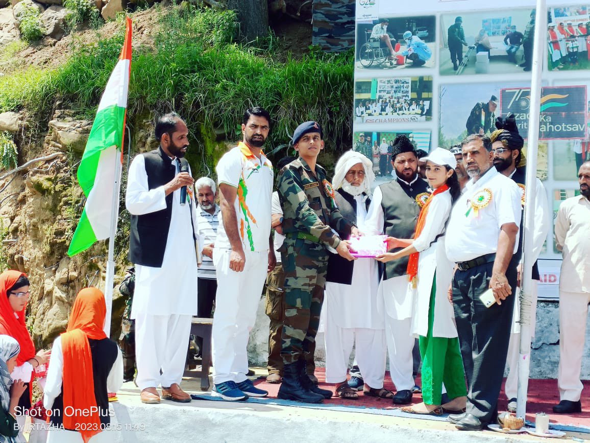 Parshan76508098's tweet photo. #AzadiKaAmritMahotsav
 
#IndianArmy celebrated  #IndependenceDay2023 with students of #GHSUpperDharana, #Mendhar(J&amp;K). Event included Flag Hoisting, National Anthem, March Past, #AntiDrugSpeech &amp; Vote of Thanks by #AgniveerAspirant for #HelpbyIndianArmy.
#TejRan
@SpokespersonMoD https://t.co/EmiLVp2Uk5