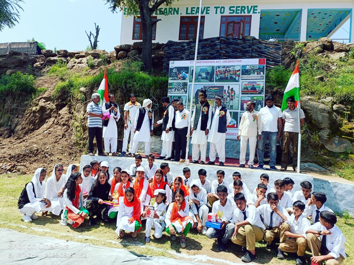 Parshan76508098's tweet photo. #AzadiKaAmritMahotsav
 
#IndianArmy celebrated  #IndependenceDay2023 with students of #GHSUpperDharana, #Mendhar(J&amp;K). Event included Flag Hoisting, National Anthem, March Past, #AntiDrugSpeech &amp; Vote of Thanks by #AgniveerAspirant for #HelpbyIndianArmy.
#TejRan
@SpokespersonMoD https://t.co/EmiLVp2Uk5