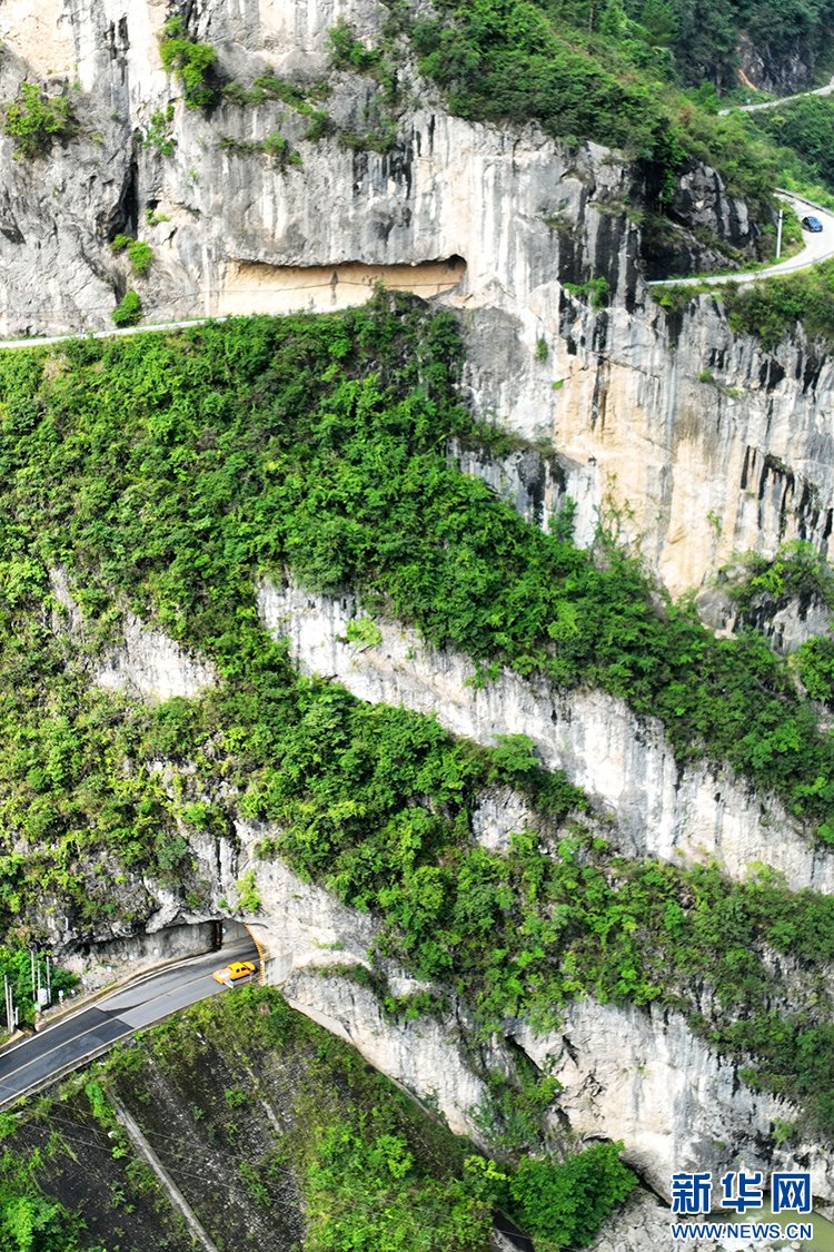PDChinaLife's tweet image. Hanging cliff roads and winding mountain roads connect remote mountainous villages with the outside world and drive trade as well as tourism to the local region of Youyang Tujia and Miao Autonomous County, southwest China&apos;s #Chongqing. #rural #revitalization