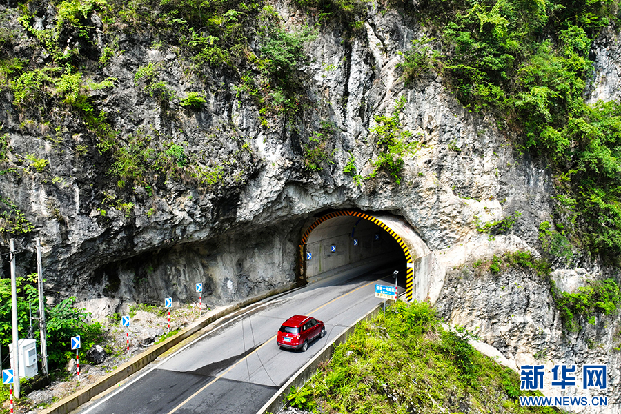 PDChinaLife's tweet image. Hanging cliff roads and winding mountain roads connect remote mountainous villages with the outside world and drive trade as well as tourism to the local region of Youyang Tujia and Miao Autonomous County, southwest China&apos;s #Chongqing. #rural #revitalization