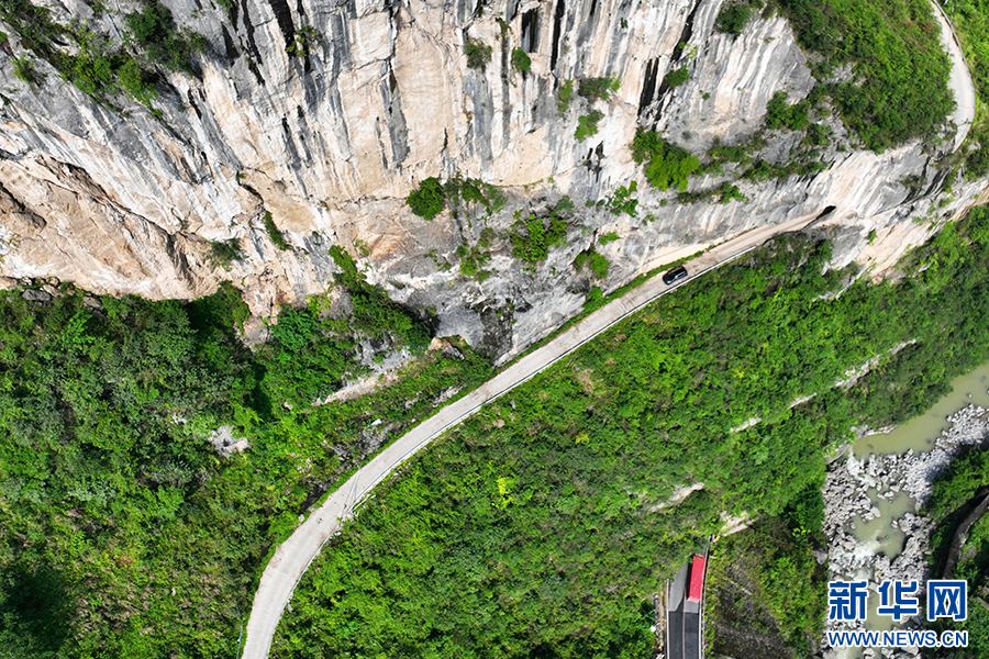 PDChinaLife's tweet image. Hanging cliff roads and winding mountain roads connect remote mountainous villages with the outside world and drive trade as well as tourism to the local region of Youyang Tujia and Miao Autonomous County, southwest China&apos;s #Chongqing. #rural #revitalization
