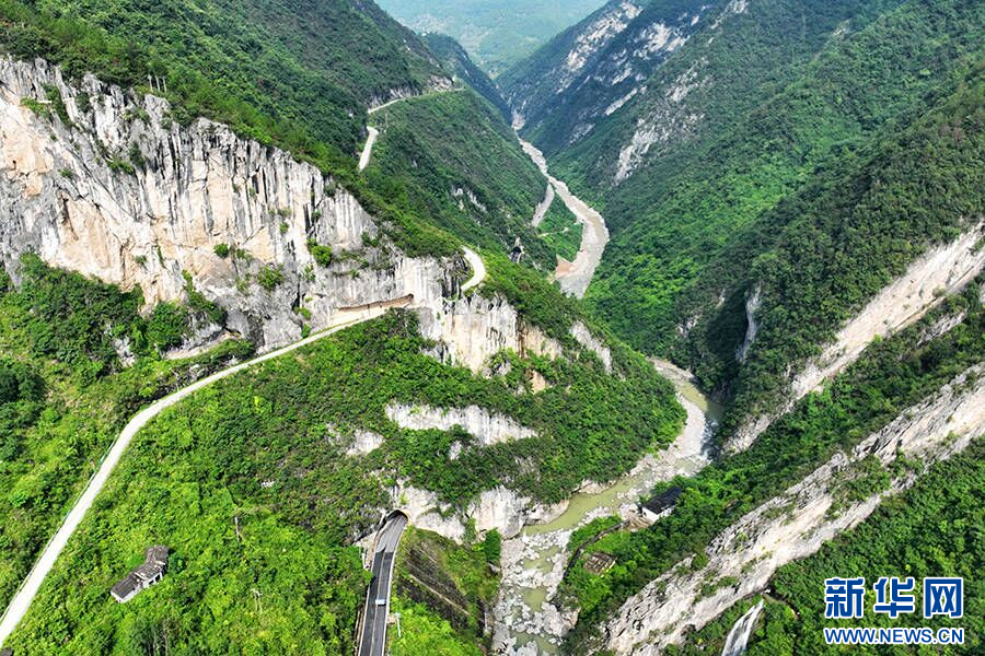 PDChinaLife's tweet image. Hanging cliff roads and winding mountain roads connect remote mountainous villages with the outside world and drive trade as well as tourism to the local region of Youyang Tujia and Miao Autonomous County, southwest China&apos;s #Chongqing. #rural #revitalization